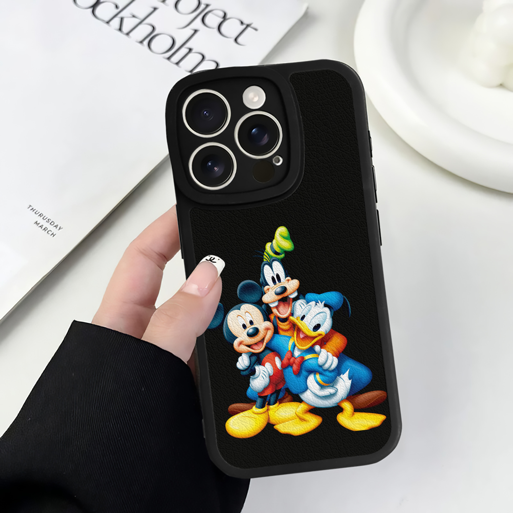 （画像用） ミッキーマウス Mickey Mouse 【iPhone 16シリーズ対応】シリコンスマホケース（レザー調） 材質：シリコン